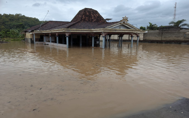 Kantor Desa Ngentrong, Kecamatan Campurdarat, Tulungagung, terendan banjir, mengakibatkan layanan tutup total, Rabu (20/5/2025).