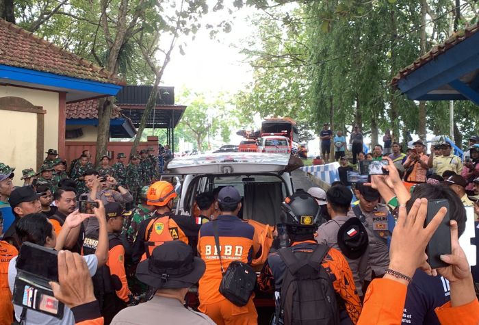 Ibu hilang di Tulungagung akibat terseret arus sungai berhasil ditemukan, pencarian anak terus berlanjut