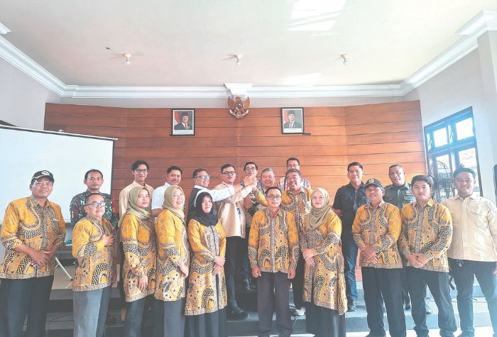 KOLABORATIF: Forkopimda, perwakilan KIP Foundation, Yayasan Rajawali Unggul Berdaya, dan BUMDes Ngunut berfoto bersama usai kegiatan peninjauan dan asesmen pelaksanaan Program MBG di Desa Ngunut