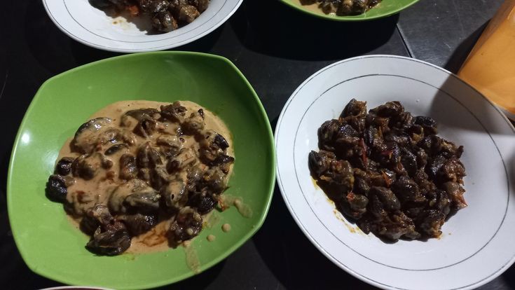 Krengsengan bekicot masih jadi kuliner menarik bagi warga Tulungagung. Sebab tak jarang warung yang menjual selalu dibanjiri pengujung.