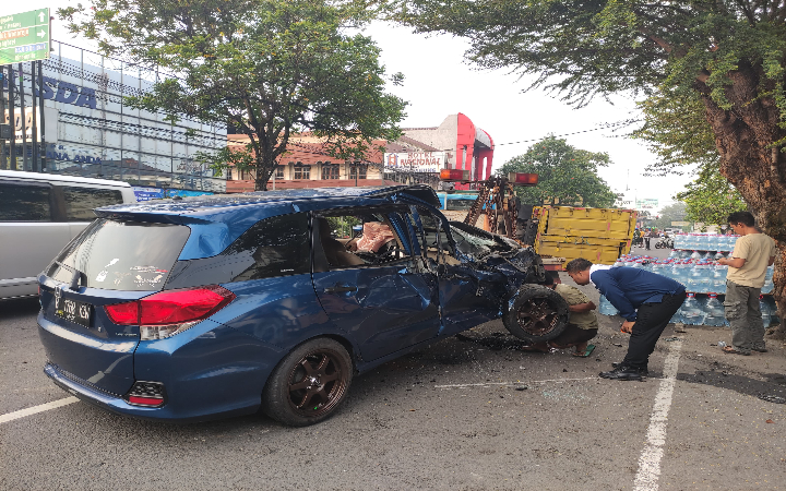 Kecelakaan antara truk dan mobil di simpang empat RS Lama Tulungagung atau Jalan Pahlawan, pada Kamis (22/5/2025) pagi.