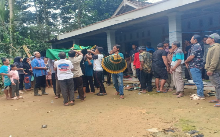Eti Puspitasari, 38, warga Desa Samar, Kecamatan Pagerwojo, korban hanyut arus sungai telah dimakamkan, Kamis (22/5/2025).
