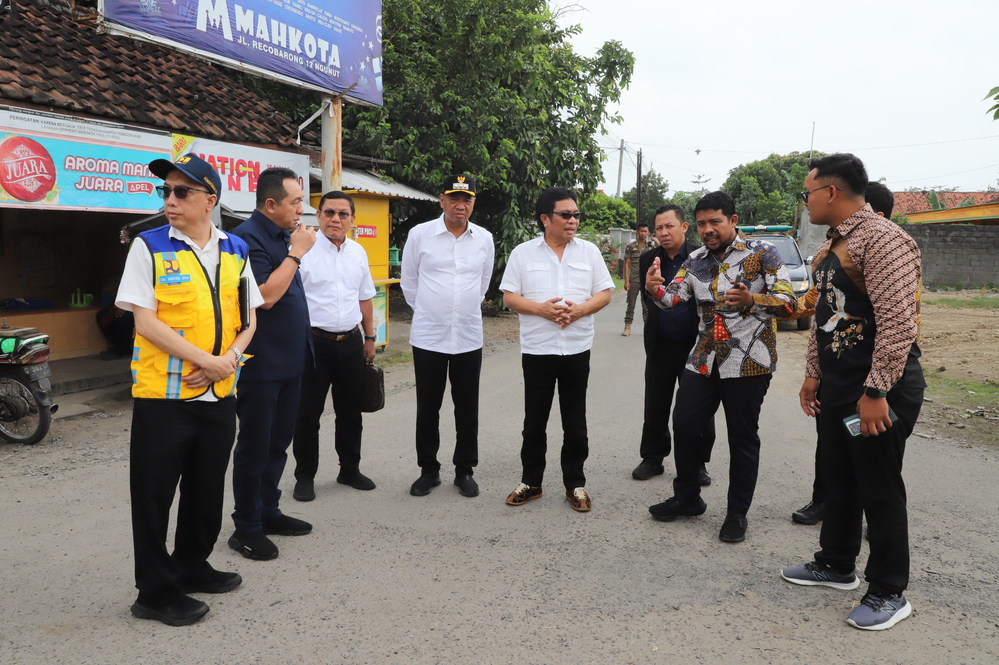 Bupati Tulungagung Gatut Sunu Wibowo, Wakil Ketua Komisi V DPR RI Ridwan Bae, jajaran Pemkab Tulungagung dan sejumlah pihak terkait meninjau ruas jalan di Tulungagung pada Jumat (23/5) siang.