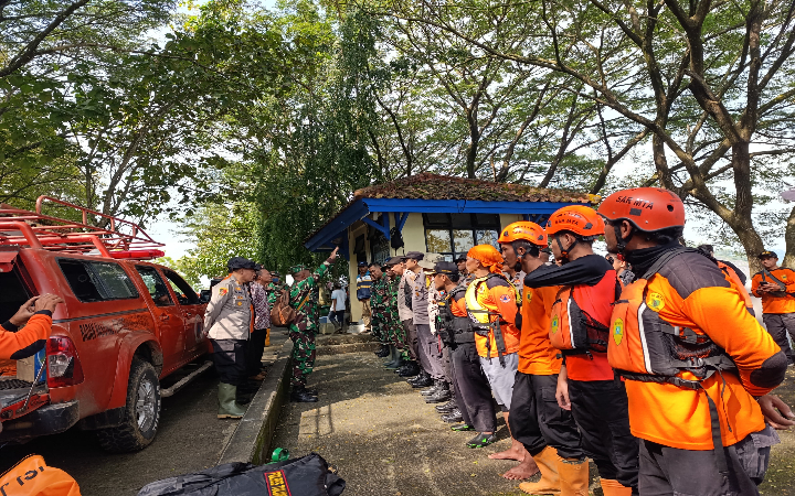 Tim SAR gabungan apel dari Waduk Wonorejo Tulungagung, untuk proses pencarian ibu dan anak yang terseret arus sungai, Kamis (22/5/2025).