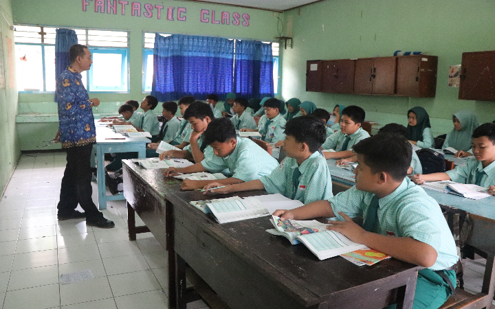 Suasana kegiatan belajar mengajar di salah satu SMP negeri di Tulungagung.