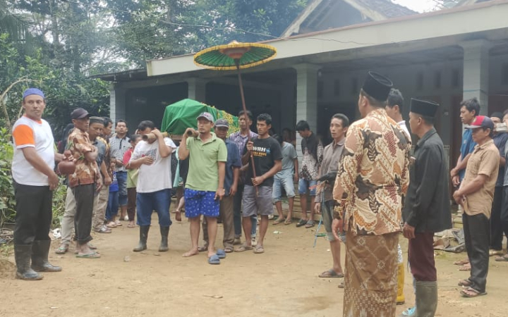 Suasana prosesi pemakaman Najma Herra Ramadhani, 7, korban hanyut di Tulungagung yang dimakamkan pada Jumat (23/5/2025) sekitar pukul 09:45 WIB.