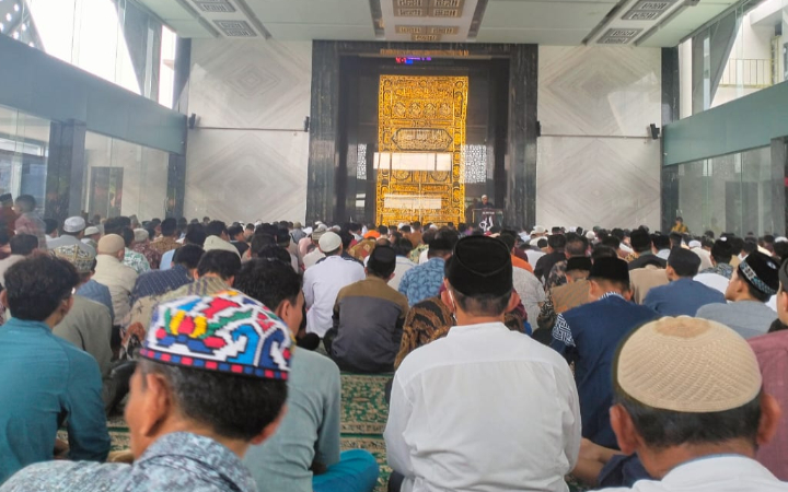 Suasana masjid Al Fattah Tulungagung dipenuhi jamaah salat Jumat, pada Jumat (23/5/2025).