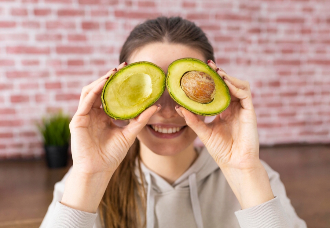 Ada tips untuk memilih buah alpukat agar tingkat kematangan pas ketika ingin dimakan.