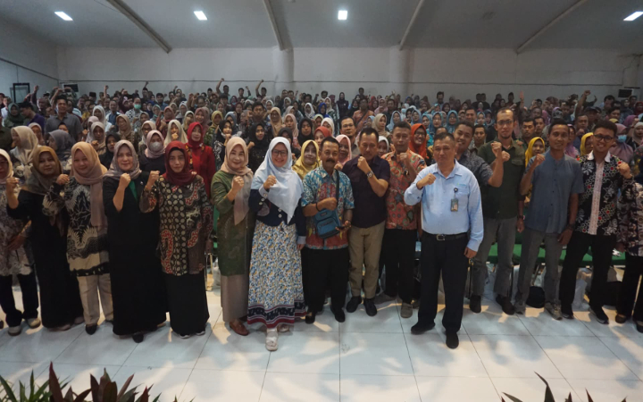 Anggota DPR RI Komisi IX, Heru Tjahjono, berfoto bersama para audien pada sosialisasi kesehatan lingkungan, di UIN SATU Tulungagung, Sabtu (24/5/2023).
