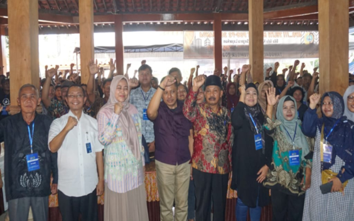 Anggota DPR RI komisi IX, Heru Tjahjono, ketika bertemu warganya dalam kegiatan kunjungan sosialisasi program MBG, Desa Balesono, Kecamatan Ngunut, Tulungagung, Sabtu (24/5/2025).