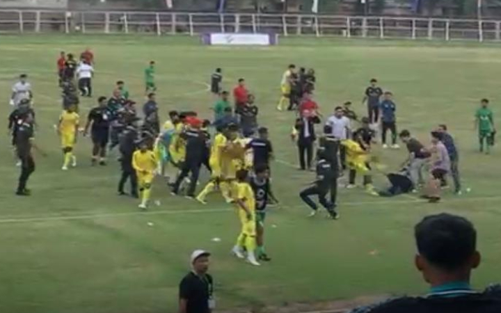 Laga ricuh sepak bola antara Trenggalek lawan Tulungagung, dalam lanjutan Pra Porprov Jatim, di Stadion Menak Sopal Trenggalek, Sabtu (25/5/2025).
