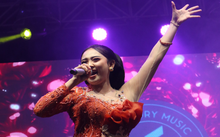 Penyanyi Silvy Kumalasari dan grup band For Revenge tampil di Tulungagung mengisi perayaan Dies Natalis ke-33 SMAN 1 Rejotangan, Jumat (23/5/2025).