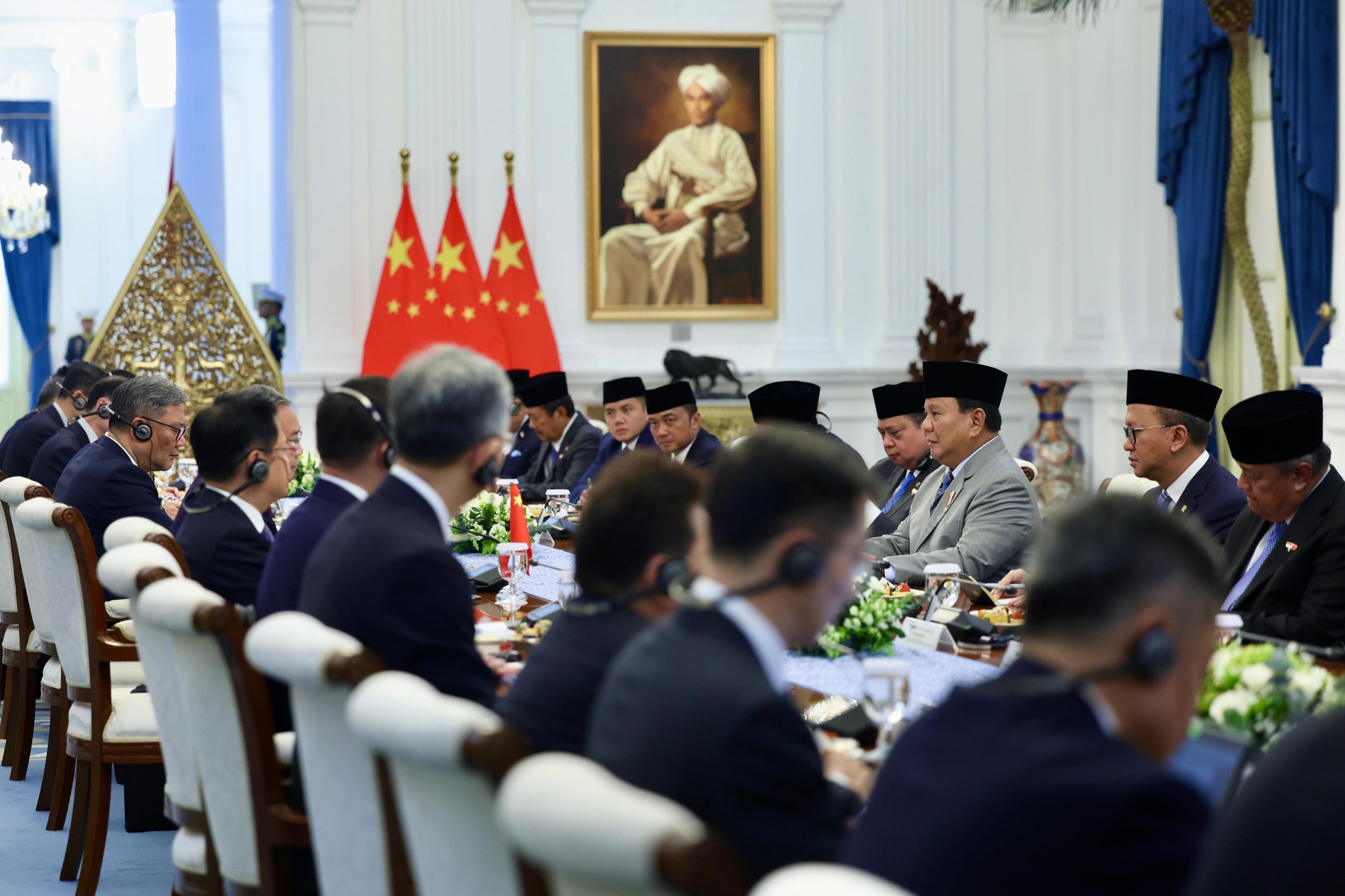 Presiden Republik Indonesia Prabowo Subianto menyoroti akar historis hubungan Indonesia-China saat kunjungan Perdana Menteri (PM) Li Qiang di Istana Merdeka, Jakarta, Minggu (25/5/2025).