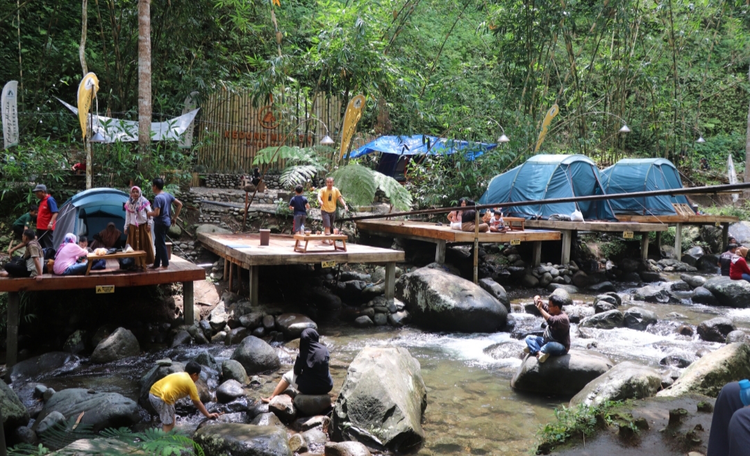 Suasana Kedung Minten di Tulungagung banyak wisatawan yang berekreasi di sini untuk menikmati keindahan alam.