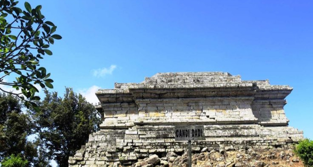 Candi Dadi, sebuah situs purbakala yang berdiri megah di atas bukit di Desa Wajak Kidul, Kecamatan Boyolangu, Tulungagung.