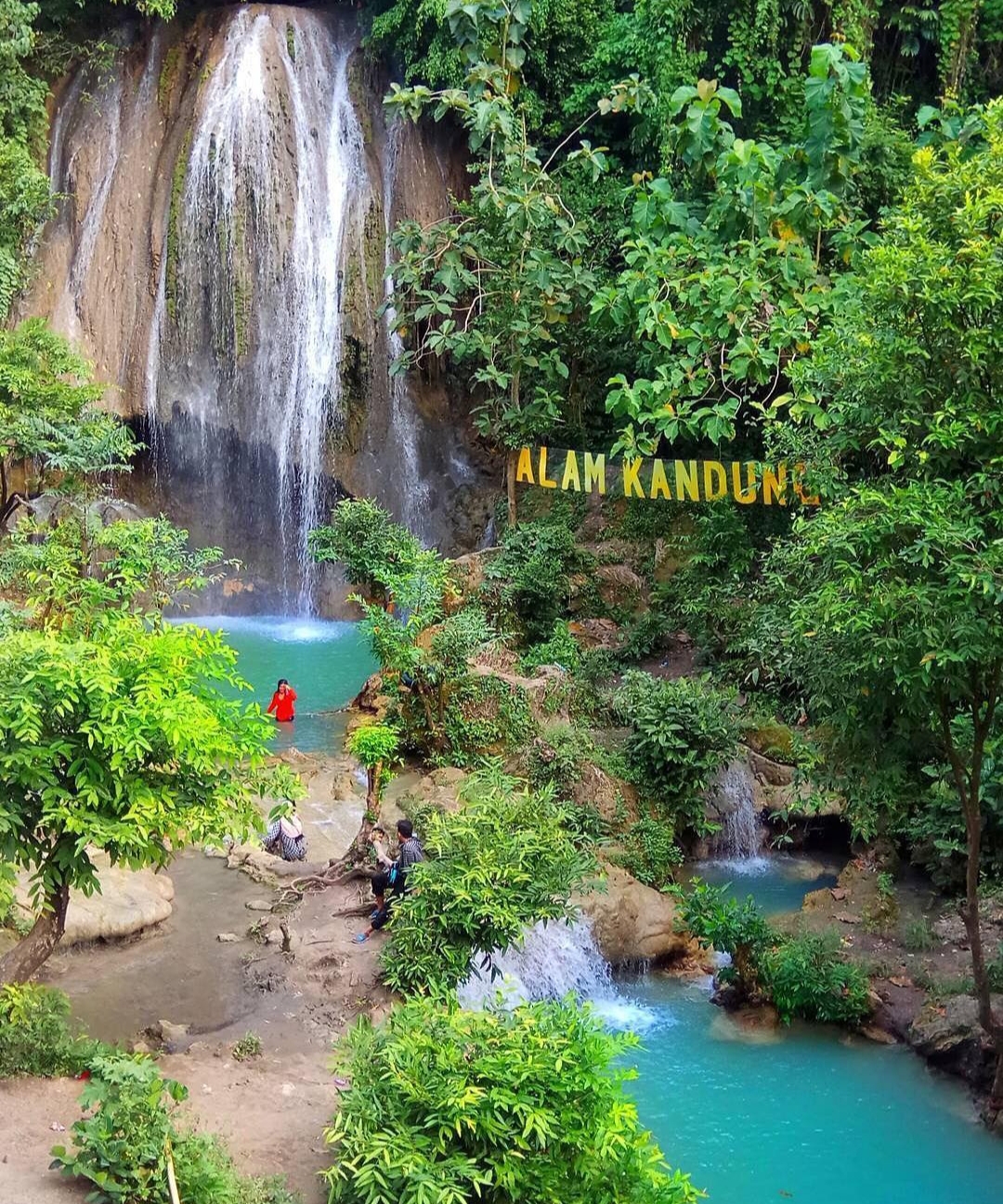 Keindahan alam di Tulungagung yang paling menggoda untuk dijelajahi adalah deretan air terjunnya yang eksotis dan Instagramable. Termasuk Air Terjun Alam Kandung, di Desa Tanen, Kecamatan Rejotangan.