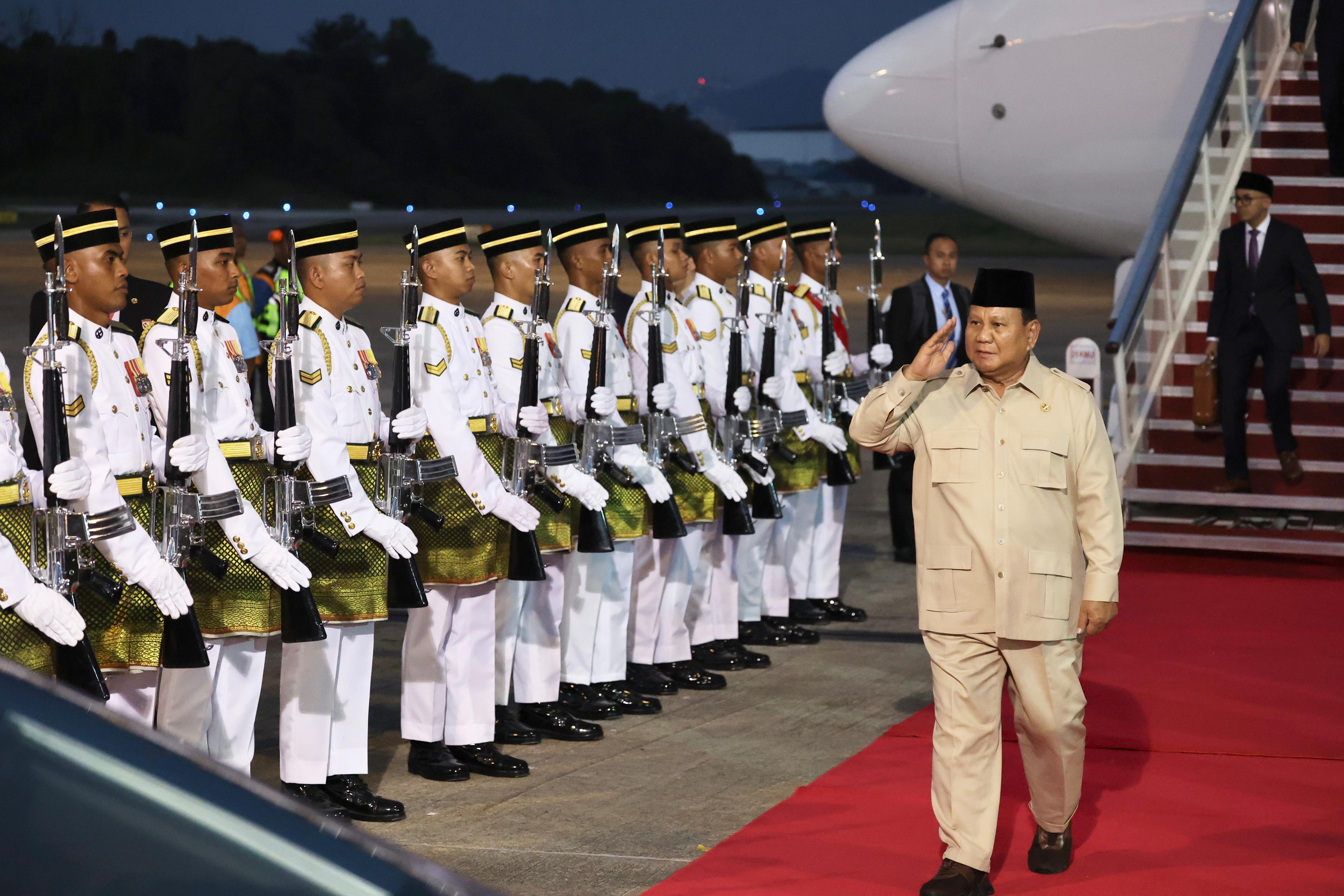 Presiden Prabowo disambut upacara jajar kehormatan setiba di Bandar Udara Tentera Udara Diraja Malaysia (TUDM) Subang, Minggu (25/5/2025).