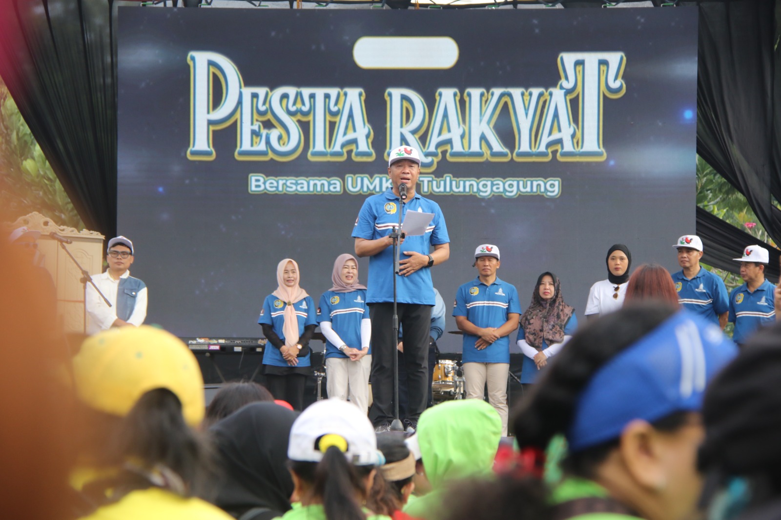 Bupati Tulungagung, Gatut Sunu Wibowo, menyampaikan sambutan di acara Pesta Rakyat Bersama UMKM Tulungagung pada Minggu (25/5) pagi.