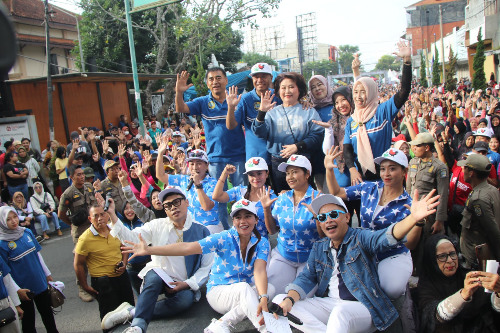 Bupati Tulungagung, Gatut Sunu Wibowo, foto bersama para pengisi acara di event Pesta Rakyat Bersama UMKM Tulungagung pada Minggu (25/5) pagi.