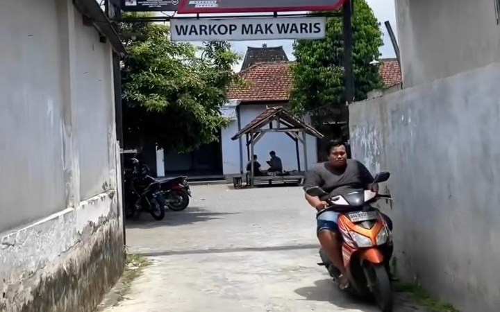 Warung kopi Waris berada di Desa Bolorejo, Kecamatan Kauman, Tulungagung, yang sudah jadi ikon kuliner lokal.
