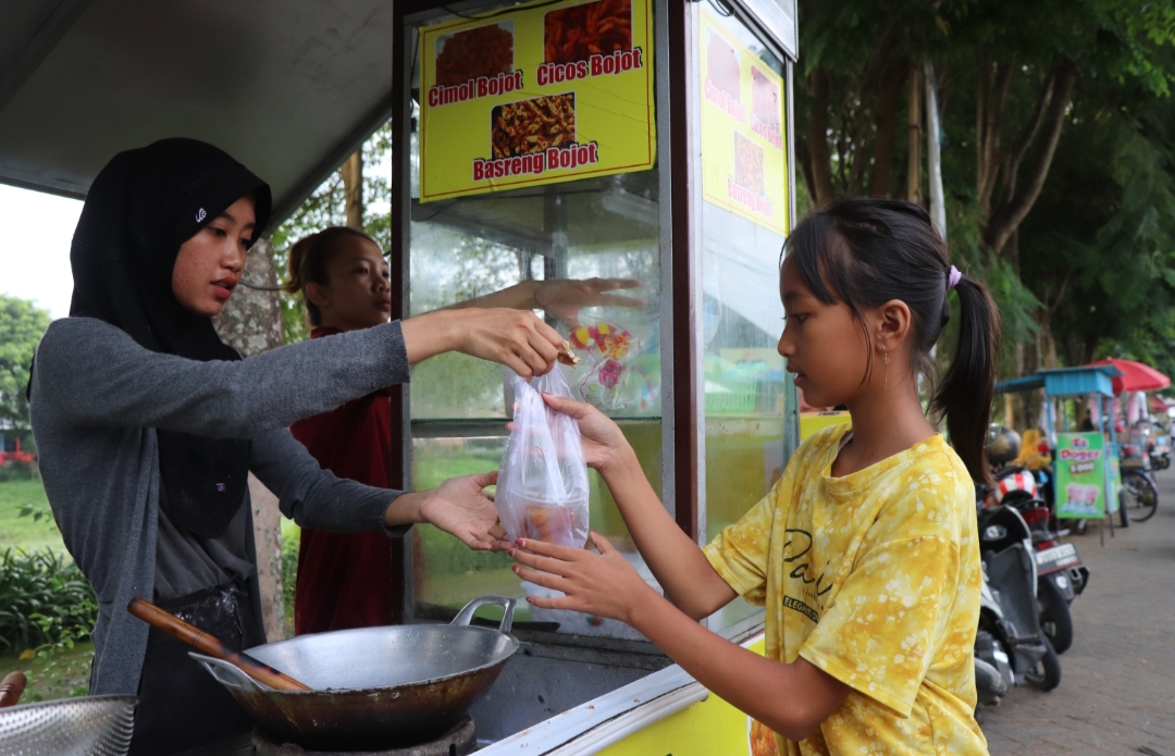 Kawasan Pinka (Pinggir Kali) Tulungagung, ada deretan penjaja makanan mulai ramai menawarkan beragam camilan lezat yang menggoda.