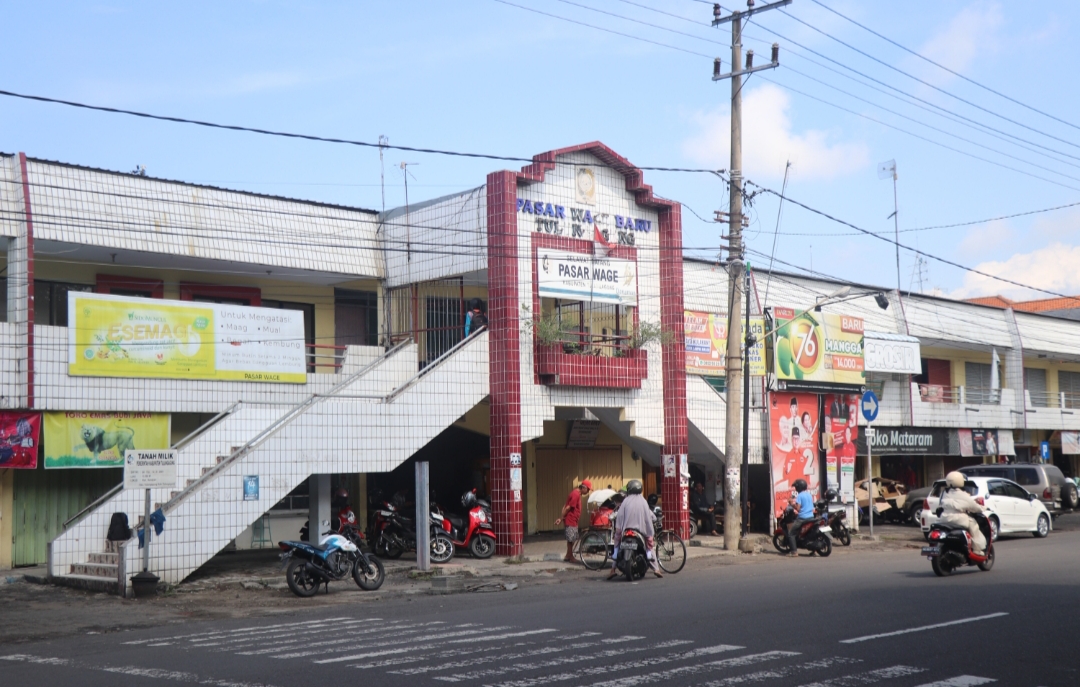 Pasar Wage di Tulungagung justru menjadi bukti nyata bahwa tradisi dan kearifan lokal masih bisa bertahan.