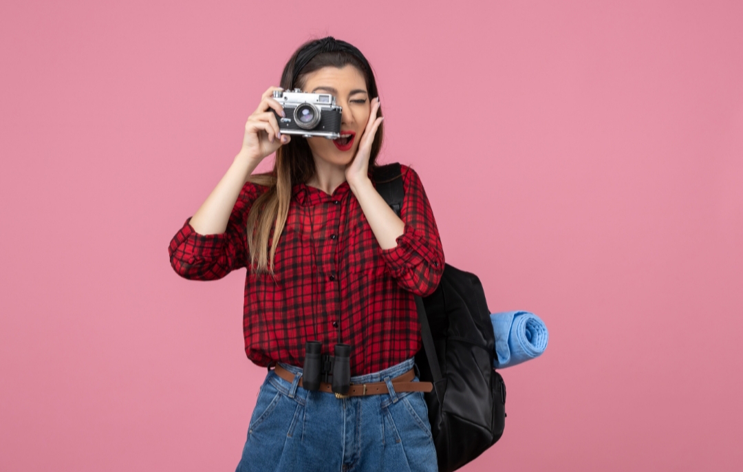 Ilustrasi seorang fotografer menangkap momen karena kamera bisa mengungkap karakter seseorang.