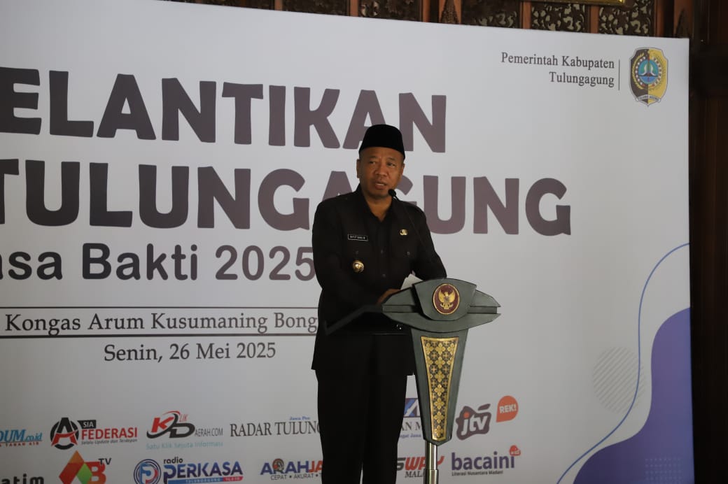Bupati Tulungagung Gatut Sunu Wibowo menyampaikan sambutan di acara Pelantikan PWI Tulungagung pada Senin (26/5/2025).