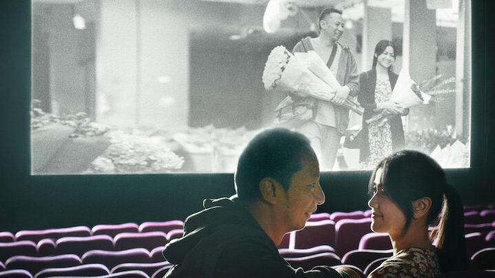 2 karakter utama (Bagus dan Hana) dalam film Jatuh Seperti Film-Film.