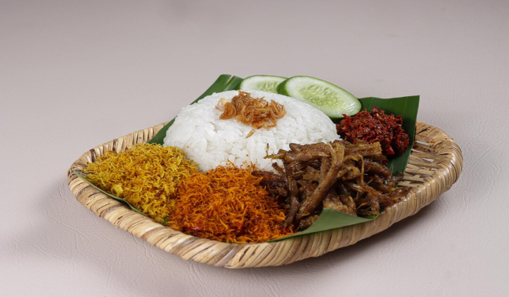 Tercatat ada enam budaya asal Gresik yang resmi diakui sebagai Warisan Budaya Tak Benda (WBTB) Indonesia, termasuk sego krawu.