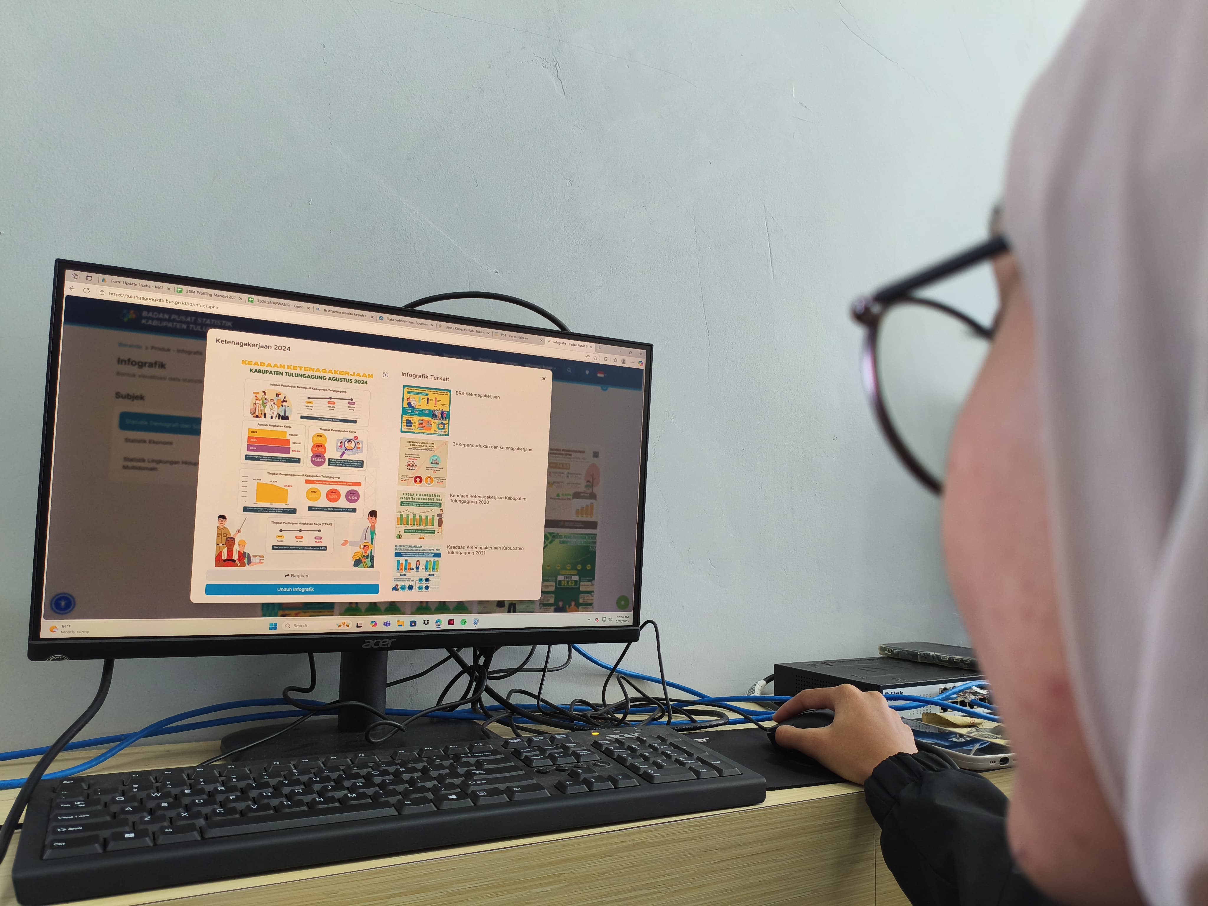 Petugas meng-input data dan statistik di kantor BPS Tulungagung.