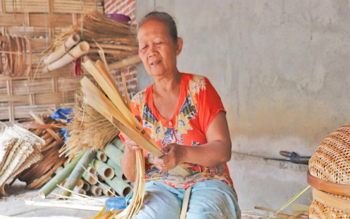 Desa Gandong, Kecamatan Bandung, Kabupaten Tulungagung, memiliki geliat warga produksi aneka anyaman bambu.