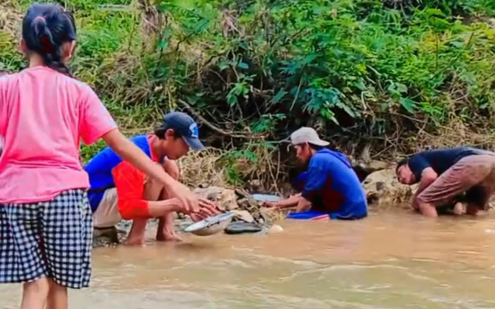 Viral warga Tulungagung ramai-ramai mendulang emas untuk mendapatkan keberuntungan.