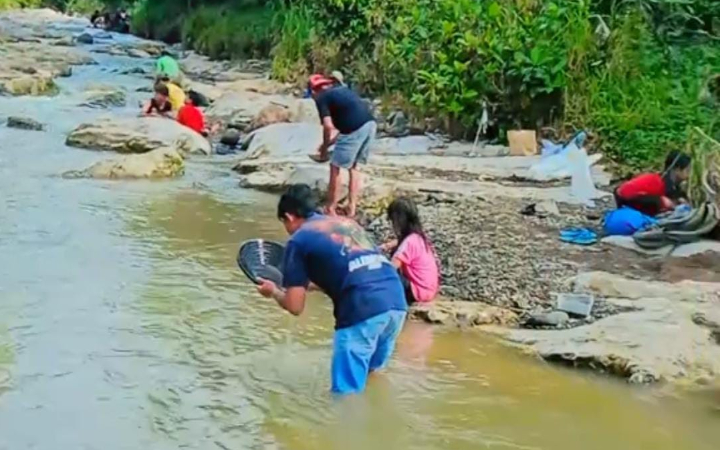 Praktik ilegal tambang emas di Desa Keboireng, Kecamatan Besuki, Tulungagung, sempat viral meskipun kini telah ditutup dengan alasan keamanan.