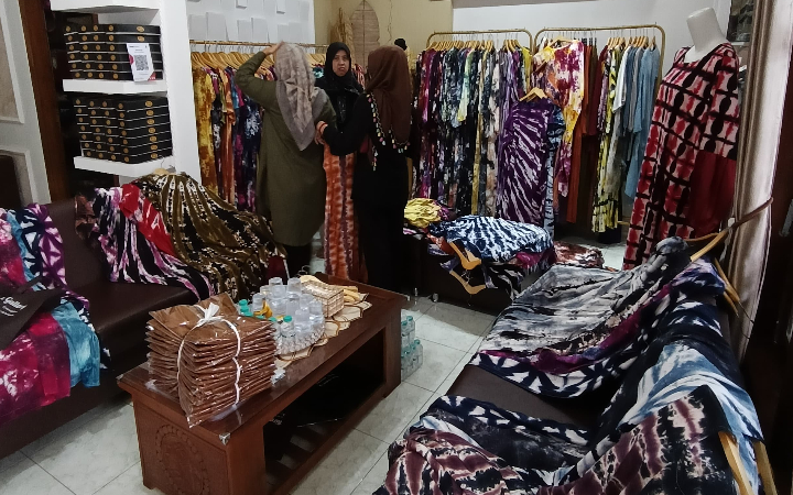 Daster berbahan kain shibori yang kini jadi tren di kalangan emak-emak.