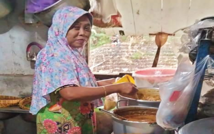 Sepiring sompil dari Warung Mak Witi di Desa Sukoharjo, Kecamatan Bandung, Kabupaten Tulungagung.
