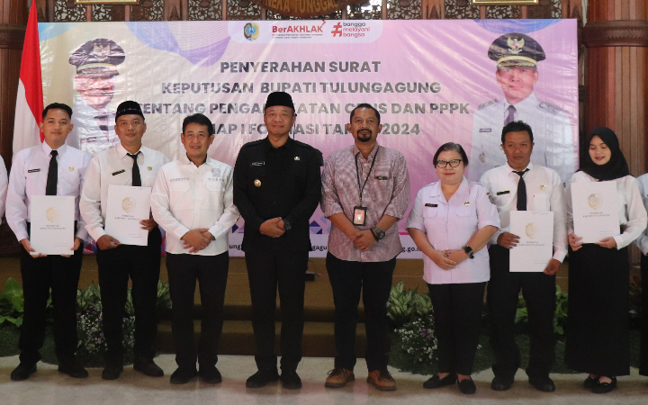 Pimpinan Cabang Bank Jatim Tulungagung, Rachmat Hadi Kusumo, mendampingi Bupati Tulungagung Gatut Sunu Wibowo saat memberikan SK secara simbolis.