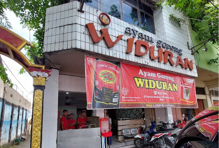 Warung makan legendaris Ayam Goreng Widuran di Solo sedang menuai kontroversi setelah viral di media sosial.