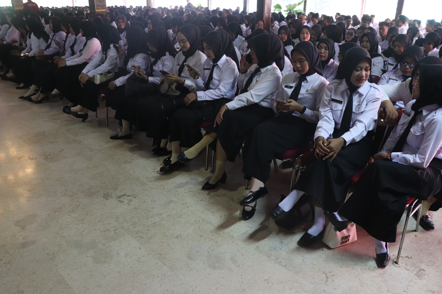 Ratusan tenaga PPPK dan CPNS tahap I formasi 2024 menanti proses peneyrahan SK pengangkatan oleh bupati.