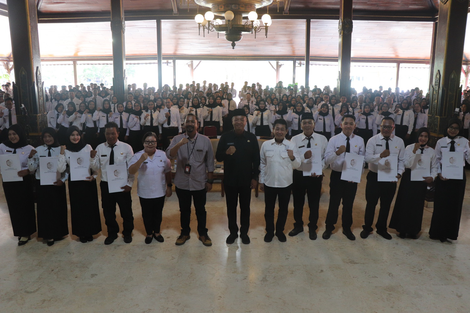Bupati Tulungagung Gatut Sunu Wibowo (tengah) foto bersama CPNS-PPPK penerima SK pengangkatan pada Rabu (28/5/2025).