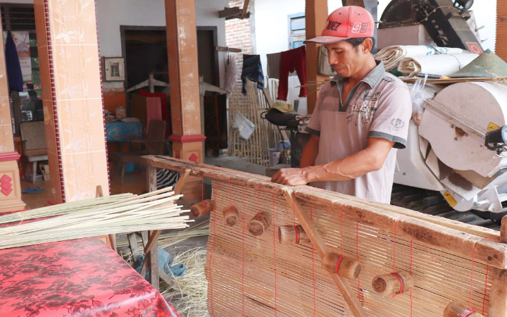 Desa Gandong,  Kecamatan Bandung, Tulungagung, dikenal dengan anyaman bambu.    ,