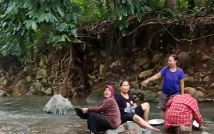 Warga di pesisir selatan Tulungagung ini beramai-ramai menyusuri Sungai Keboireng di Desa Keboireng, Kecamatan Besuki, sambil menenteng wajan.