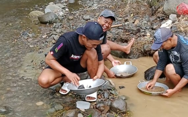 Di tengah gemuruh arus sungai Desa Keboireng, Kecamatan Besuki, Kabupaten Tulungagung, kini ramai warga mendulang emas.