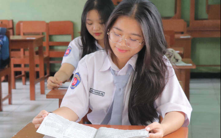 Para siswa SMAK Santo Thomas Aquino Tulungagung ketika belajar di dalam kelas.