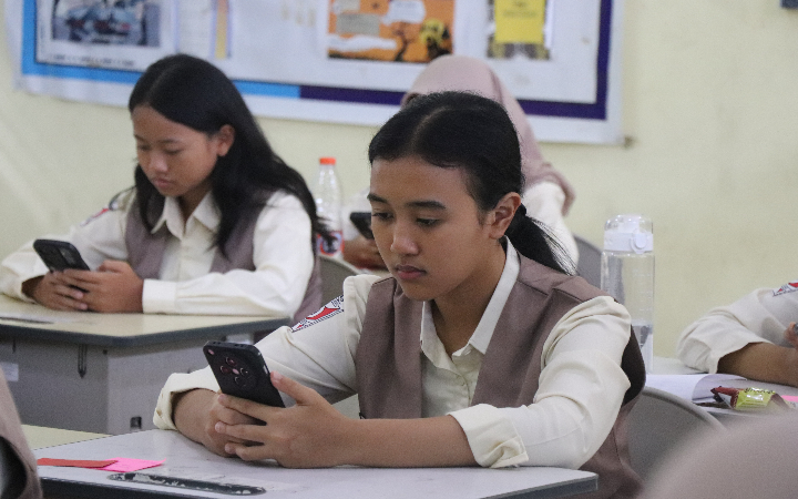 Siswa SMAN 1 Kedungwaru saat mengikuti pembelajaran di dalam kelas. Untuk tahun ini Dinas Pendidikan Provinsi Jawa Timur resmi membuka jalur prestasi hasil lomba dalam SPMB.
