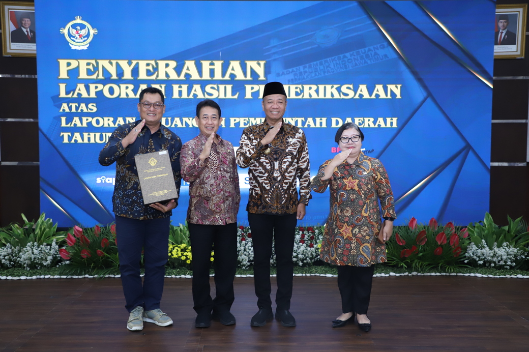 Bupati Tulungagung Gatut Sunu Wibowo (dua dari kanan) foto bersama usai menerima opini WTP dari BPK RI.