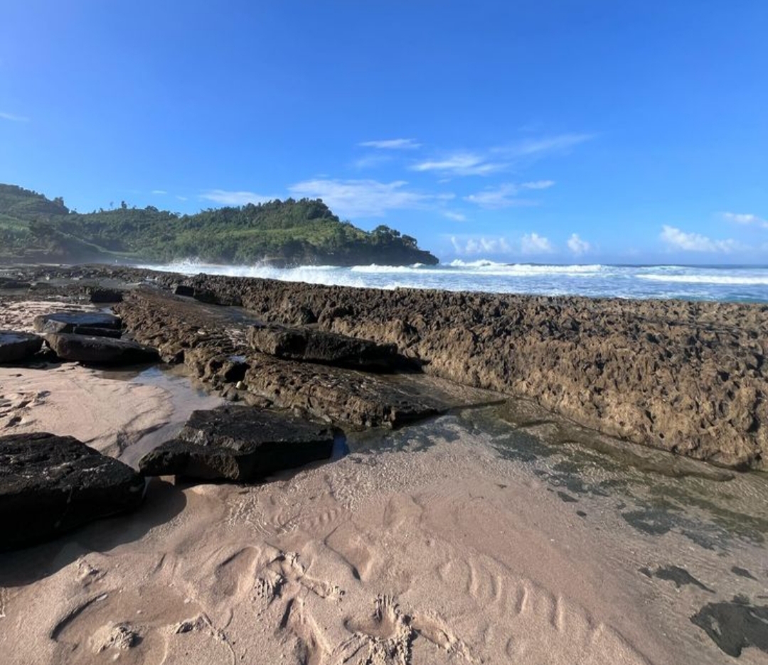 Destinasi wisata Pantai Molang di Tulungagung tidak kalah dengan pantai di Bali.