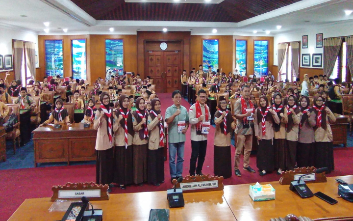 Anggota DPRD Renno Mardiputro SPd, Andrianto, Sekretaris DPRD Sudarmaji SSos MSi, memberikan apresiasi acungan jempol kepada santri dari LPI Permatahati IBU.
