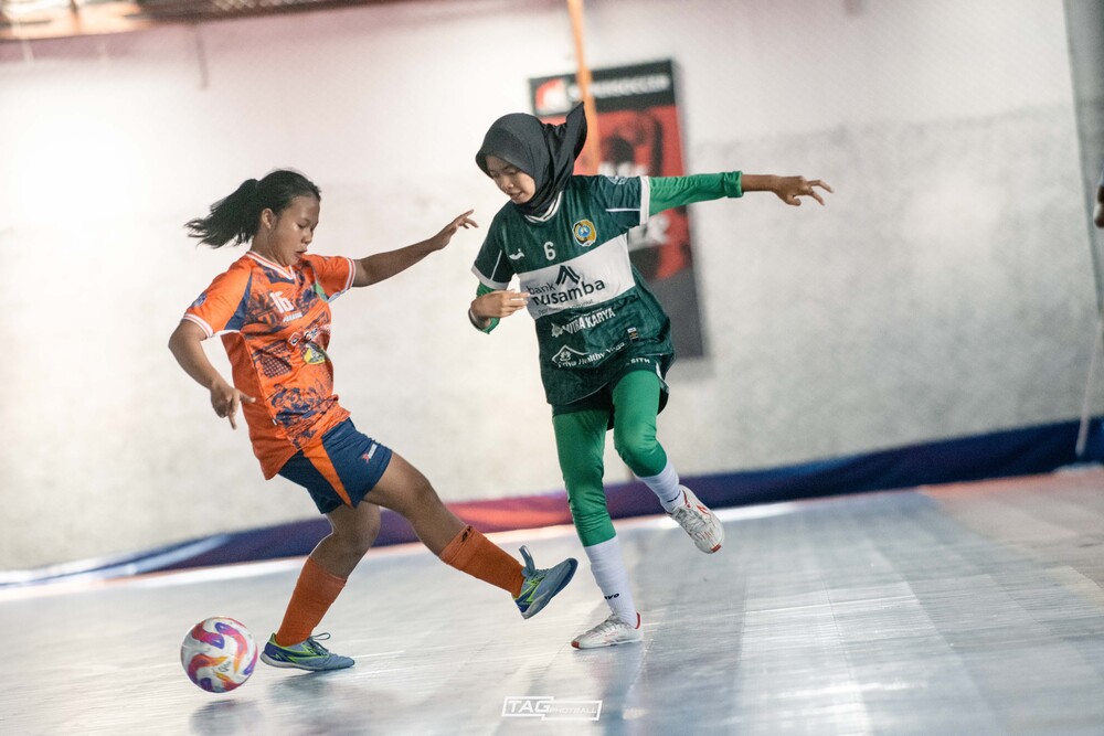 Tim futsal putri Kabupaten Tulungagung melawan tim futsal putri Kabupaten Pasuruan di ajang pra porprov beberapa waktu lalu.