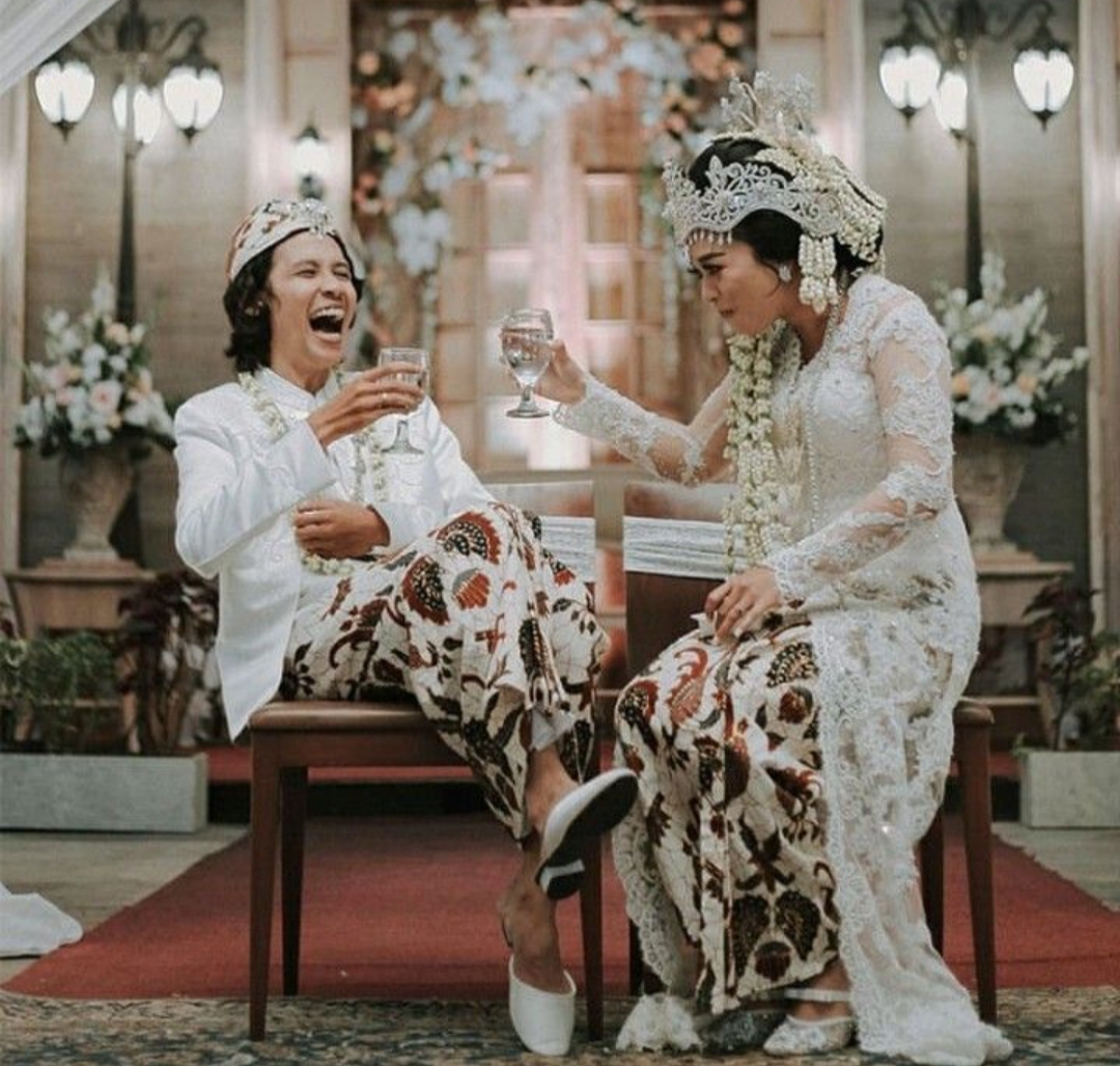 Acara hajatan pernikahan di Tulungagung seringkali didendangkan lagu campursari. Ada lima lagu yang sering kali terdengar ketika menghadiri undangan.